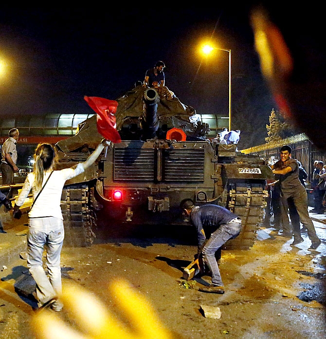 Türkiye'yi sarsan geceden fotoğraflar galerisi resim 49
