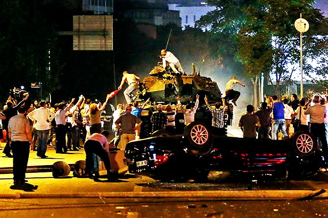 Türkiye'yi sarsan geceden fotoğraflar galerisi resim 93