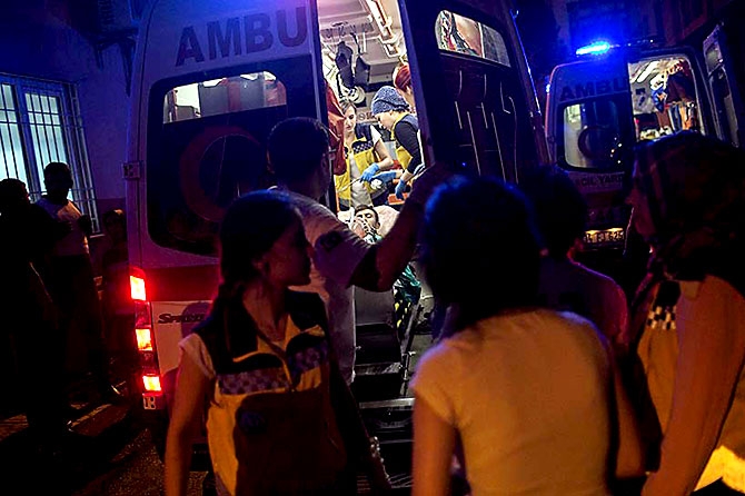Antep'te bombalı saldırı: En az 50 kişi hayatını kaybetti galerisi resim 12