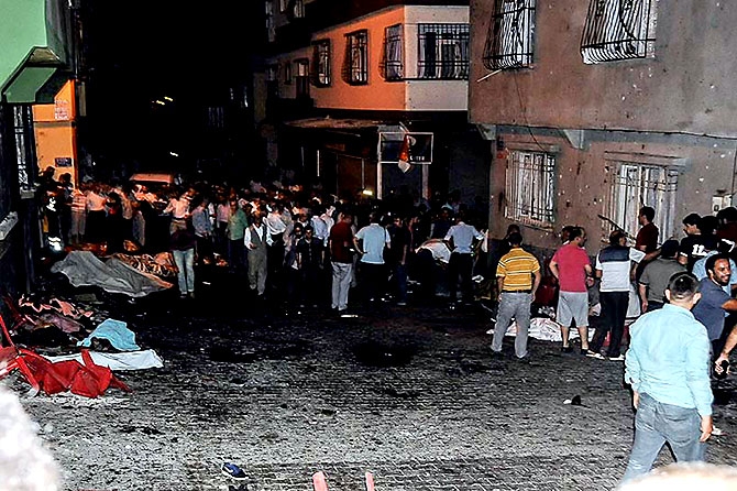 Antep'te bombalı saldırı: En az 50 kişi hayatını kaybetti galerisi resim 13