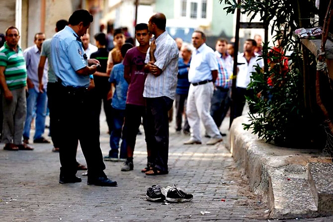 Antep'te bombalı saldırı: En az 50 kişi hayatını kaybetti galerisi resim 15