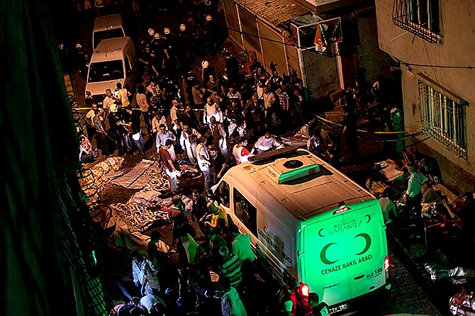 Antep'te bombalı saldırı: En az 50 kişi hayatını kaybetti galerisi resim 17