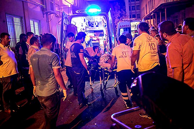 Antep'te bombalı saldırı: En az 50 kişi hayatını kaybetti galerisi resim 18