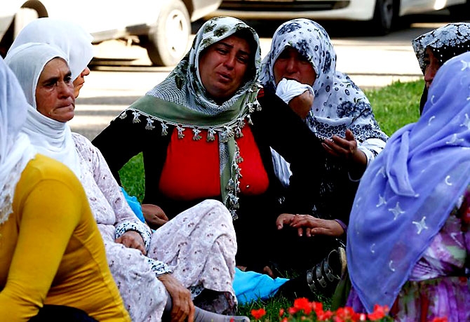 Antep'te bombalı saldırı: En az 50 kişi hayatını kaybetti galerisi resim 21