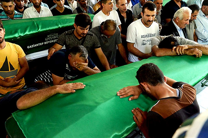 Antep'te bombalı saldırı: En az 50 kişi hayatını kaybetti galerisi resim 50
