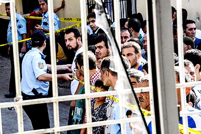 Antep'te bombalı saldırı: En az 50 kişi hayatını kaybetti galerisi resim 78
