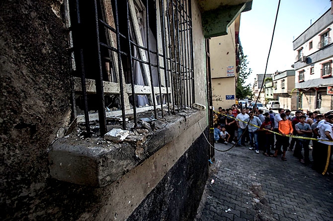 Antep'te bombalı saldırı: En az 50 kişi hayatını kaybetti galerisi resim 86