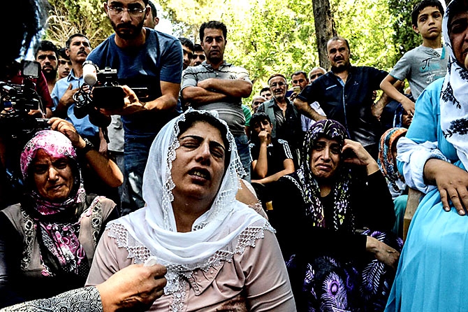 Antep'te bombalı saldırı: En az 50 kişi hayatını kaybetti galerisi resim 93