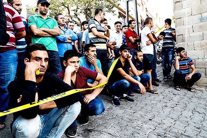 Antep'te bombalı saldırı: En az 50 kişi hayatını kaybetti galerisi resim 94