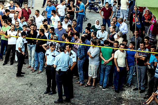 Antep'te bombalı saldırı: En az 50 kişi hayatını kaybetti galerisi resim 96