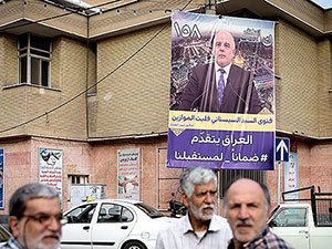 Irak Meclis adaylarının afişleri Tahran sokaklarında