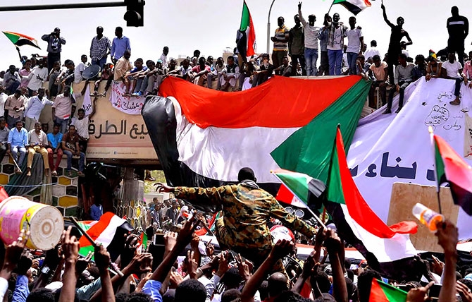Sudan’da ordu yönetime el koydu: El Beşir tutuklandı galerisi resim 14