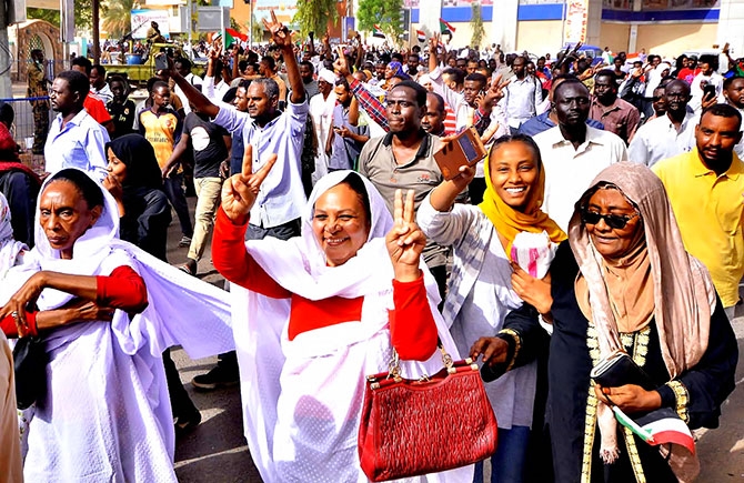 Sudan’da ordu yönetime el koydu: El Beşir tutuklandı galerisi resim 15