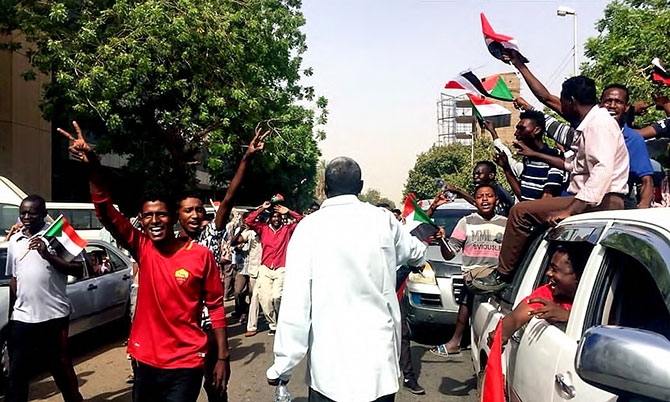 Sudan’da ordu yönetime el koydu: El Beşir tutuklandı galerisi resim 2