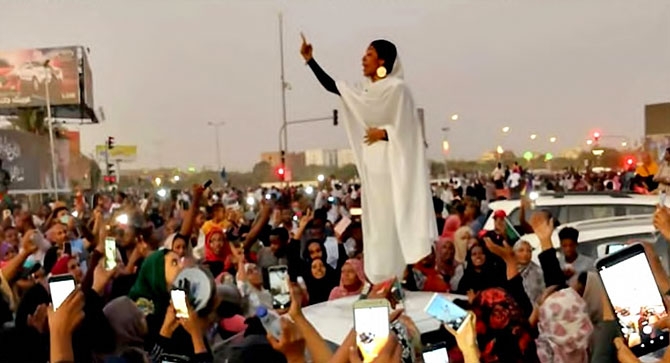 Sudan’da ordu yönetime el koydu: El Beşir tutuklandı galerisi resim 20