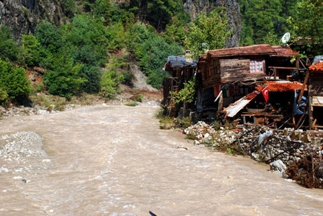 Sel Olympos'u Yuttu galerisi resim 13