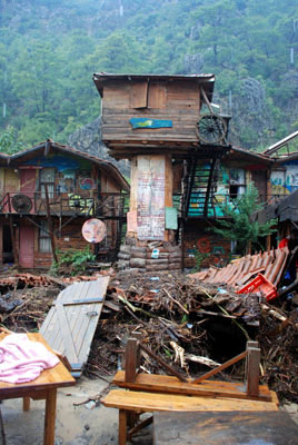 Sel Olympos'u Yuttu galerisi resim 6