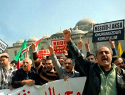 Onbinler İsrail'i protesto etti!