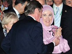 Emine Erdoğan elini öptürmedi
