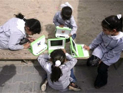Gazze'nin evsiz öğrencilerine laptop