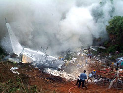 Hindistan'da uçak düştü: 158 ölü