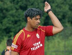 Rijkaard: "Transferi kapattık diyemem"