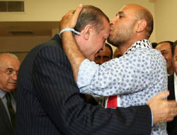 Erdoğan'ı alnından öptüler