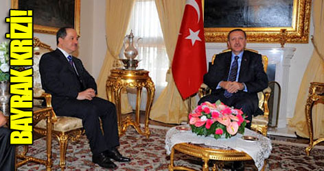 Görüşmede bayrak krizi!