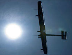 Güneş enerjili uçak gökyüzünde
