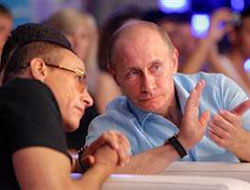 Putin, Van Damme'ı dövüşe götürdü!