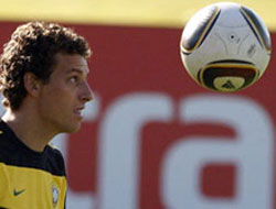 Rijkaard Elano'nun ipini çekti