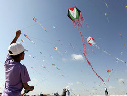 Gazzeli çocuklardan uçurtma şenliği