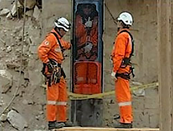 Şili madencilerini çıkarmaya başladı!