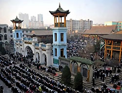 Çin'de 100 bin kişilik bayram namazı