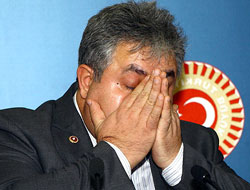 Vekilden gözyaşlı basın toplantısı