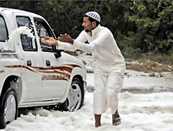 Suudi Arabistan'a kar yağdı