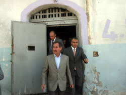 Cezaevi avlusunda bir bakan