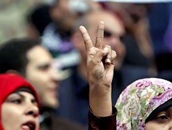 Mısır'da binlerce kişi meydanlarda