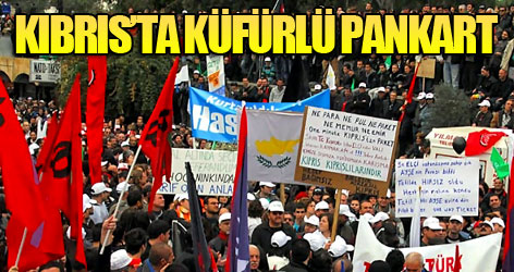 Kıbrıs'ta küfürlü pankart!