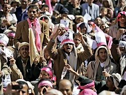 Yemen'de binlerce kişi sokakta