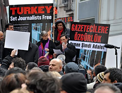 Gazeteciler gözaltıları protesto etti