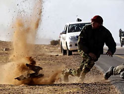 Kaddafi muhalifleri bombalıyor