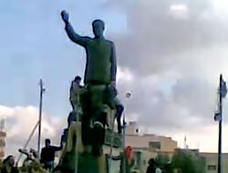 Hafız Esad'ın heykelini böyle yıktılar!