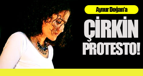 Aynur Doğan'a çirkin protesto!