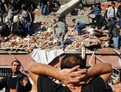Kızılay: Erciş'te 25 apartman ve bir öğrenci yurdu çöktü