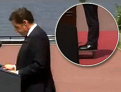 Sarkozy'yi 5 santimetre topuk kesmedi