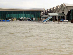 Asi taştı, havaalanı sular altında