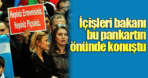 İçişleri bakanı bu pankartın önünde konuştu