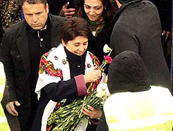 Leyla Zana'dan polise karanfil