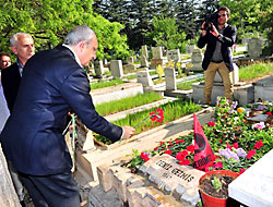 Kılıçdaroğlu, 3 fidanın mezarı başında